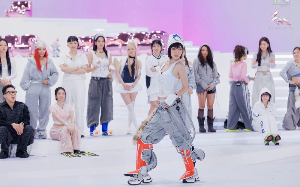 Em Xinh Say Hi": 2 sao nữ bị nghi cạch mặt, follow cả nhóm nhưng né nhau ra