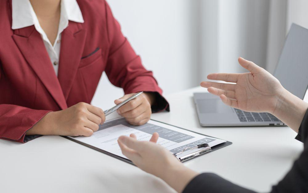 Câu hỏi phỏng vấn "Làm sao lấy lại cốc sữa đã đổ xuống biển?" – Bạn sẽ trả lời thế nào để ghi điểm với HR?