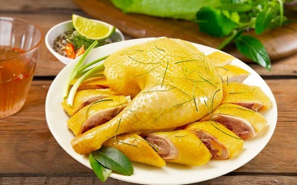 Vì sao gà luộc để lâu có "mùi cũ hâm lại"?