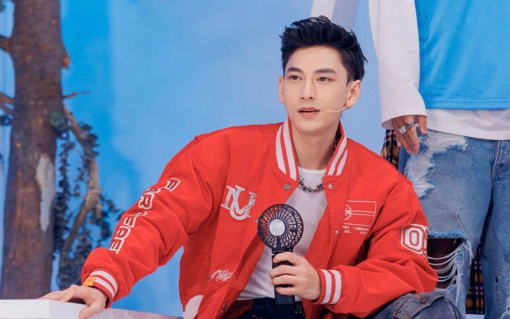 Nam ca sĩ Vbiz đẹp như xé truyện bước ra, bước giữa cơn mưa trắng xoá tạo nên khung hình "tuyệt đối điện ảnh" Bạch Khởi, 07:45 12/05/2025