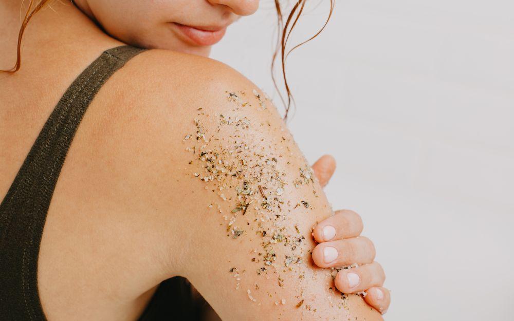 Hạt scrub là gì? Công dụng và cách dùng trong skincare
