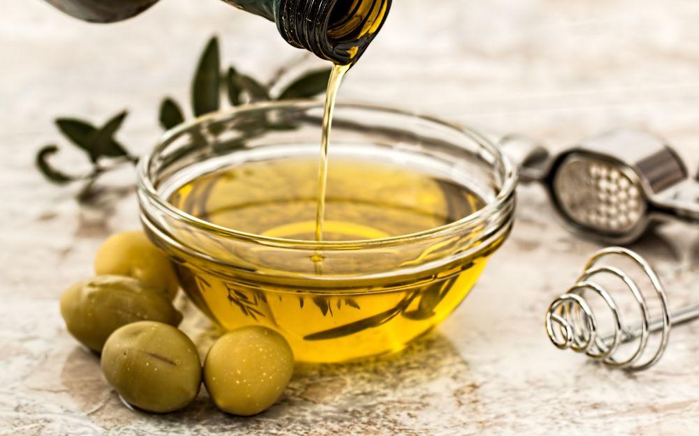 Bôi dầu oliu lên mặt qua đêm có tốt không? Khám phá những lợi ích đáng kinh ngạc