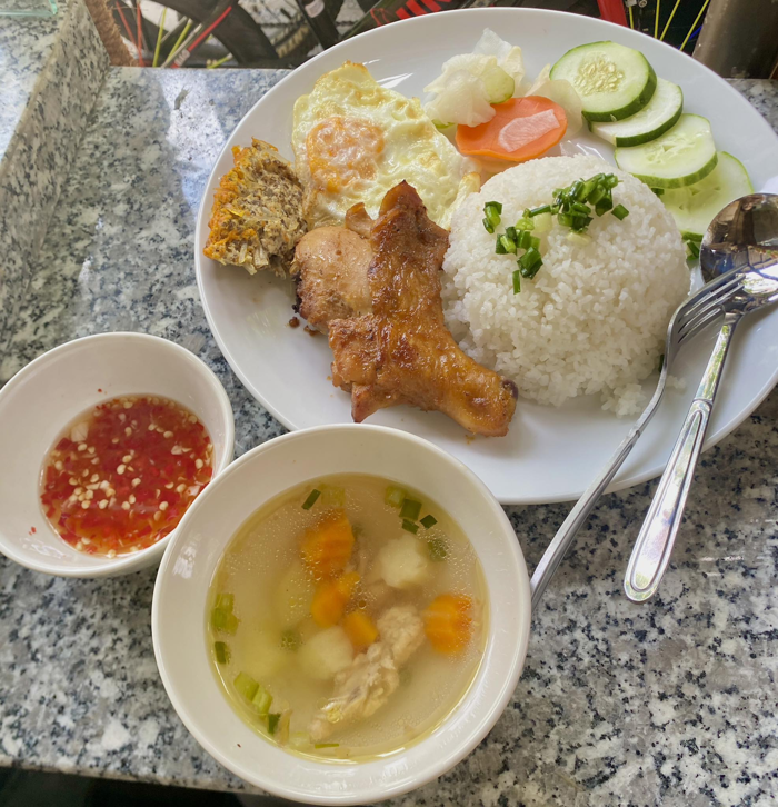 Bạn nên chan nước mắm từ từ để điều chỉnh vị vừa ăn, bởi nước mắm Huế thường mặn và cay hơn bình thường