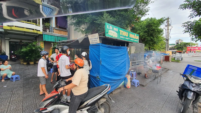 Bánh mì Thu Ngân với chiếc xe nhỏ gọn nằm ở tuyến đường lớn luôn tấp nập khách vào mỗi buổi sáng Bánh mì Thu Ngân với chiếc xe nhỏ gọn nằm ở tuyến đường lớn luôn tấp nập khách vào mỗi buổi sáng