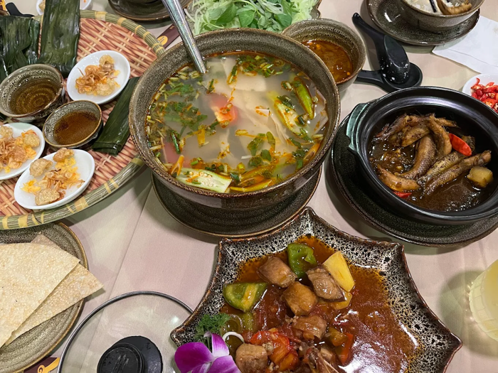 Cơm tại Nh&agrave; h&agrave;ng Cơm Ni&ecirc;u Vỹ Dạ Xưa được đ&aacute;nh gi&aacute; cao v&igrave; giữ được độ ấm l&acirc;u v&agrave; phần &ldquo;ch&aacute;y&rdquo; dưới ni&ecirc;u gi&ograve;n rụm&nbsp;