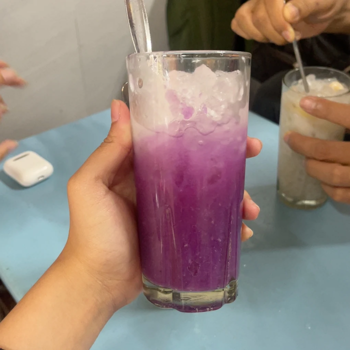 Ch&egrave; khoai t&iacute;a c&oacute; sắc t&iacute;m bắt mắt v&agrave; hương vị thơm ngon, ngọt b&ugrave;i