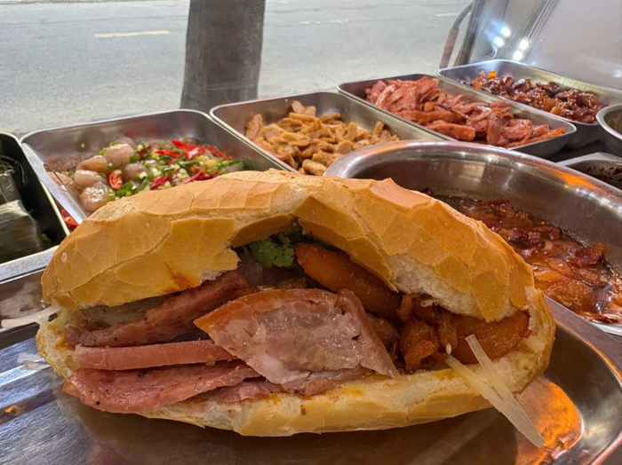 Bánh mì Đông Ba là thương hiệu rất lâu đời và phổ biến ở Huế