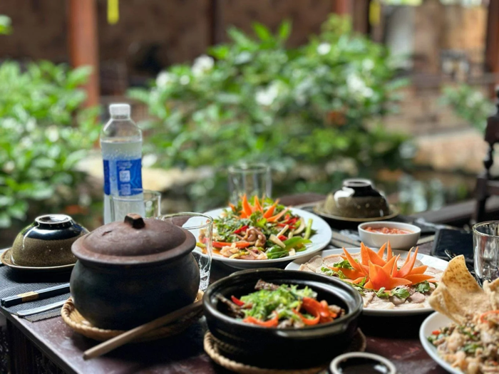 Nh&agrave; h&agrave;ng Cơm Ni&ecirc;u Gạo kh&ocirc;ng chỉ nổi bật với m&oacute;n cơm ni&ecirc;u dẻo thơm m&agrave; c&ograve;n c&oacute; c&aacute;c m&oacute;n k&egrave;m hấp dẫn, ăn m&atilde;i kh&ocirc;ng ch&aacute;n