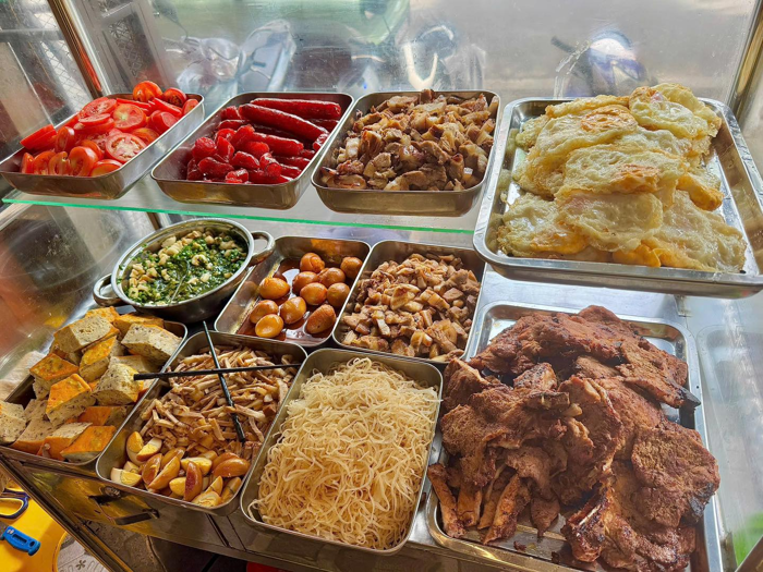 Cơm Tấm Okla mang đến những phần cơm tấm dẻo thơm cùng những miếng sườn nướng kích thước lớn