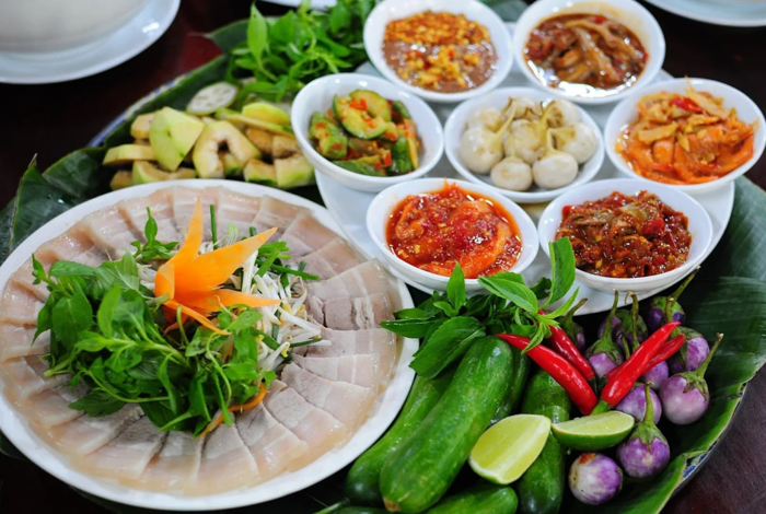 M&acirc;m thịt ba chỉ ăn k&egrave;m c&aacute;c loại mắm truyền thống hấp dẫn chỉ c&oacute; tại Nh&agrave; h&agrave;ng Cơm Ni&ecirc;u Sen