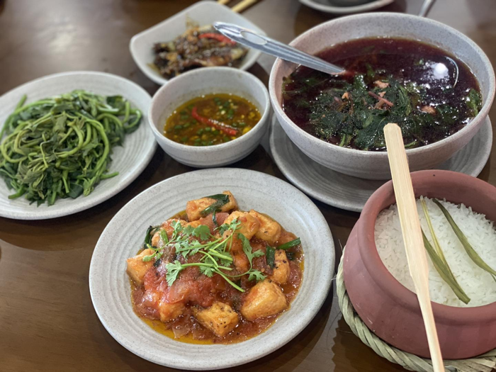 Khi thưởng thức cơm ni&ecirc;u Huế, bạn n&ecirc;n d&ugrave;ng khi c&ograve;n n&oacute;ng để cảm nhận r&otilde; độ gi&ograve;n của cơm ch&aacute;y