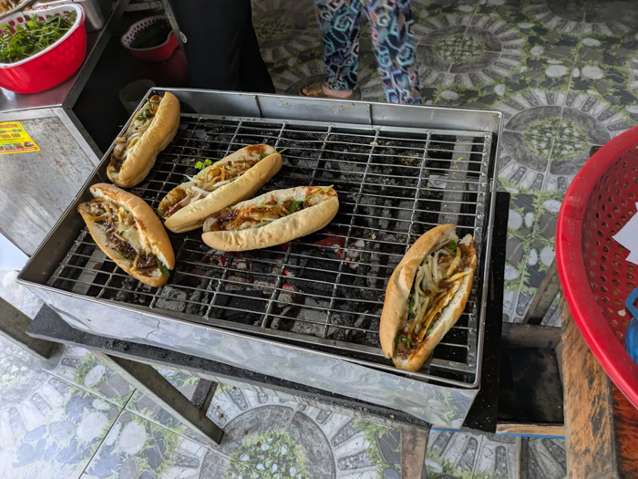 Bánh mì chợ Mai luôn được nướng nóng hổi, giúp giữ được độ giòn của vỏ và hương thơm lan tỏa