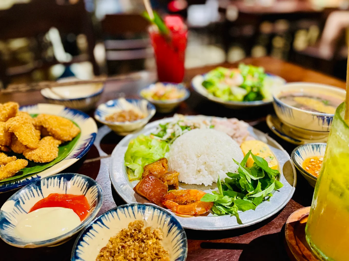 Cơm Ni&ecirc;u Chạn mang đến những m&acirc;m cơm bắt mắt, hứa hẹn &ldquo;b&ugrave;ng nổ hương vị&rdquo;
