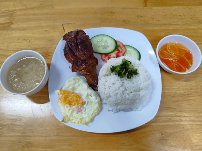 Cơm tấm Thanh Bình được nhiều thực khách đánh giá cao vì thịt nướng thấm vị và cơm tấm mềm dẻo