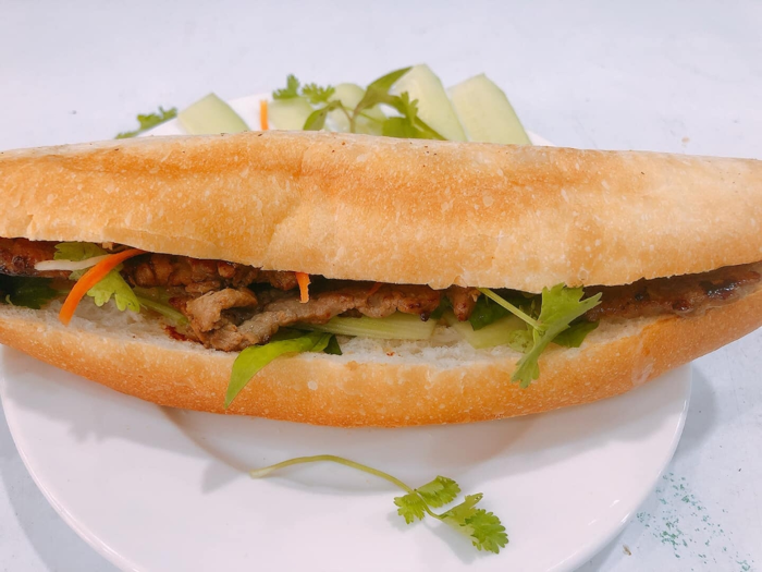 Nước sốt từ thịt kho xá xíu nên sánh vừa phải, vừa tạo độ ngậy vừa giữ được hương vị đặc trưng