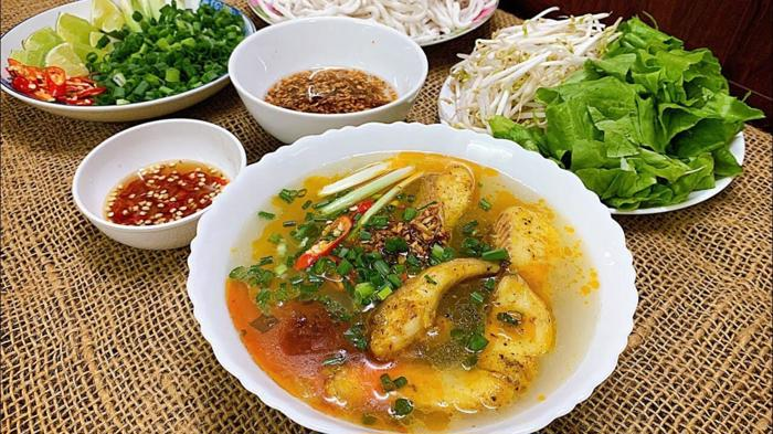 B&aacute;nh canh c&aacute; l&oacute;c Ho&agrave;ng g&acirc;y ấn tượng mạnh với thực kh&aacute;ch nhờ c&aacute; l&oacute;c tươi, thịt chắc ngọt, rim đậm đ&agrave;