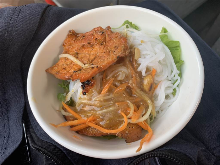 Bạn nên chọn thịt ba chỉ tươi, có tỷ lệ nạc và mỡ cân bằng để khi nướng thịt vẫn mềm, không bị khô