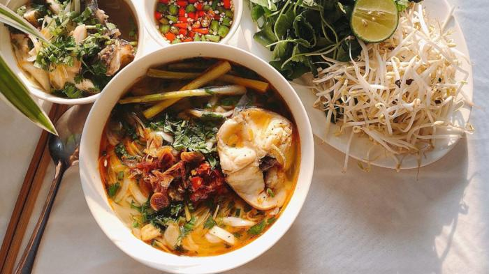 D&igrave; Hương l&agrave; qu&aacute;n b&aacute;nh canh c&aacute; l&oacute;c Huế được thực kh&aacute;ch đ&aacute;nh gi&aacute; c&oacute; hương vị chuẩn với miếng thịt c&aacute; th&aacute;i d&agrave;y, um nghệ đậm đ&agrave; rất ngon