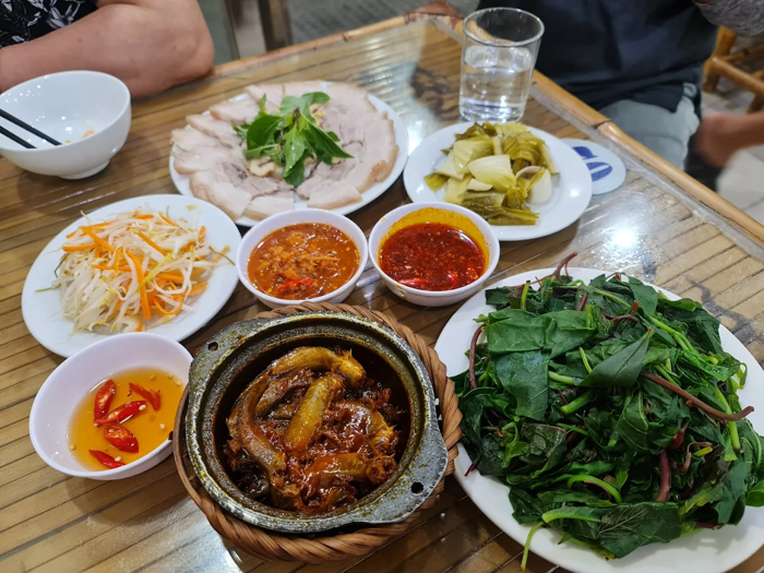 Hương vị m&oacute;n ăn tại Qu&aacute;n Cơm Ni&ecirc;u Gia Đ&igrave;nh 2 được đ&aacute;nh gi&aacute; l&agrave;&nbsp; &ldquo;chuẩn vị nh&agrave; mẹ nấu&rdquo;