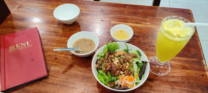 Phần thịt được nướng đều tay, không bị khô, khi trộn với nước lèo càng đậm đà và bắt vị
