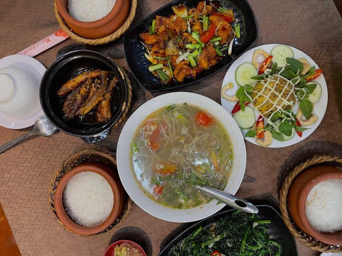 Cơm Ni&ecirc;u C&aacute; Bống Huế nổi tiếng với m&oacute;n c&aacute; bống kho tộ v&agrave; canh chua hến