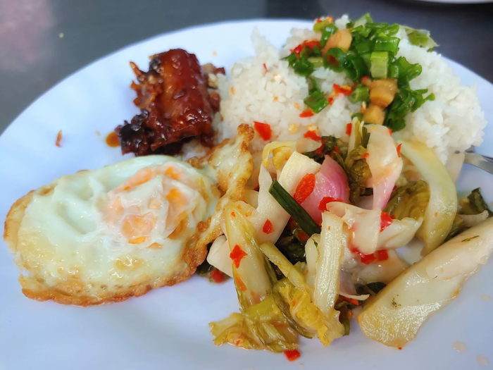 Cơm Tấm Mập phục vụ cơm tấm với phần sườn nướng thơm lừng, trứng chiên kèm mỡ hành và đồ chua rất vừa miệng