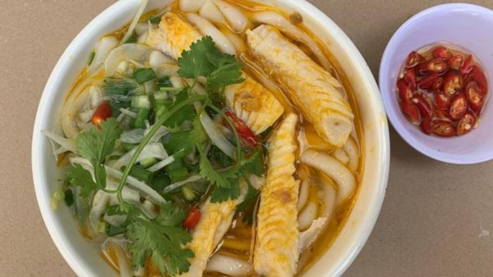 Một t&ocirc; b&aacute;nh canh tại qu&aacute;n Huế Loan được đ&aacute;nh gi&aacute; chất lượng với phi l&ecirc; c&aacute; bản to, được um c&ugrave;ng riềng, nghệ trong nhiều giờ c&oacute; m&agrave;u v&agrave;ng ươm bắt mắt