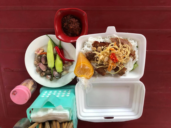 Chủ quán bún thịt nướng Yết Kiêu thân thiện, phục vụ nhanh nên dù đông khách vẫn giữ được sự thoải mái cho thực khách