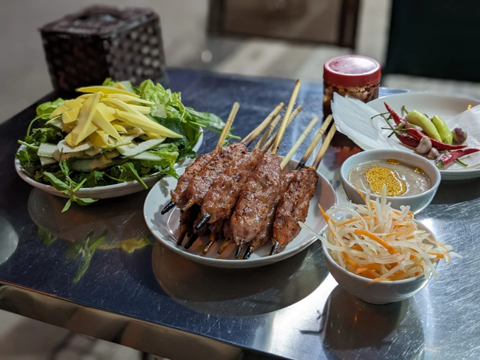 Thịt nướng tại quán Mệ rất mềm và thấm vị