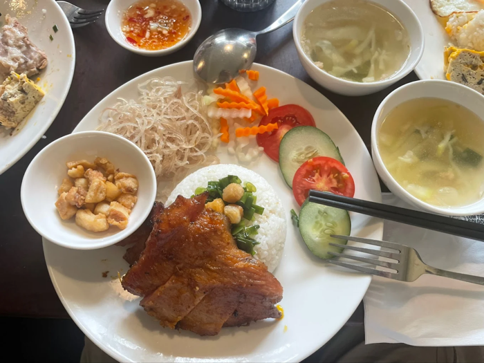 Cơm tấm La Ý được khen vì phần cơm dẻo, sườn, thịt, trứng đầy đặn và nước chấm chua ngọt vừa vặn
