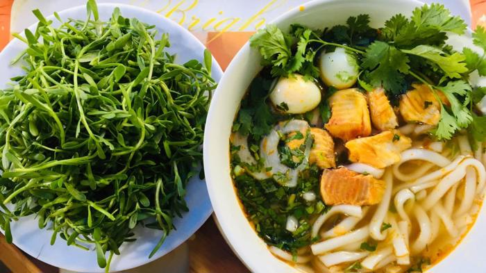 B&aacute;nh canh c&aacute; l&oacute;c Dũng nổi tiếng với m&oacute;n ăn được chế biến theo c&ocirc;ng thức gia truyền, với điểm nhấn l&agrave; sợi b&aacute;nh canh dai rất ngon