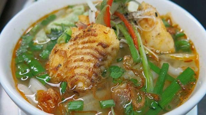 Một t&ocirc; b&aacute;nh canh c&aacute; l&oacute;c Huế tại qu&aacute;n đầy đặn với phi l&ecirc; c&aacute;, ăn k&egrave;m với c&aacute;c loại rau n&ecirc;m v&agrave; nước d&ugrave;ng đậm đ&agrave;