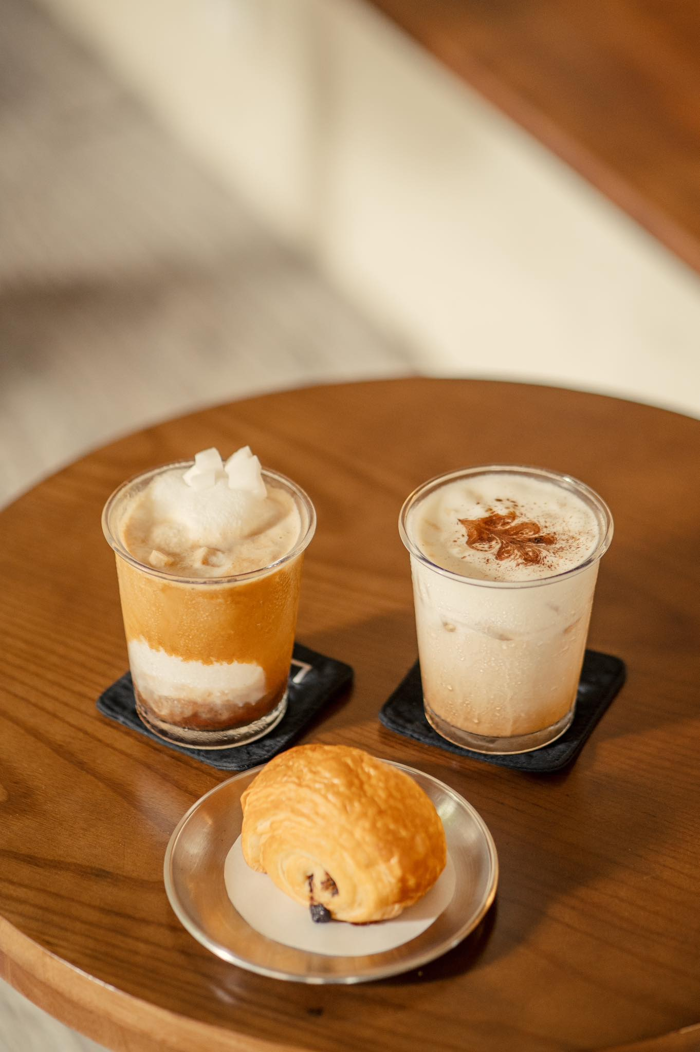 Ngo&agrave;i c&agrave; ph&ecirc; muối trứ danh, LAPH Cafe c&ograve;n nổi tiếng với menu đồ uống đa dạng v&agrave; phong ph&uacute; 