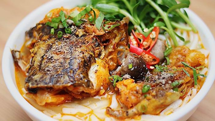 Một t&ocirc; b&aacute;nh canh c&aacute; l&oacute;c Huế tại qu&aacute;n đầy đặn với phi l&ecirc; c&aacute;, ăn k&egrave;m với c&aacute;c loại rau n&ecirc;m v&agrave; nước d&ugrave;ng đậm đ&agrave;
