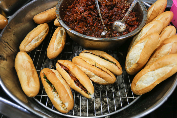 Gợi ý 11 địa chỉ bán bánh mì Huế ngon, chuẩn vị, giá tốt