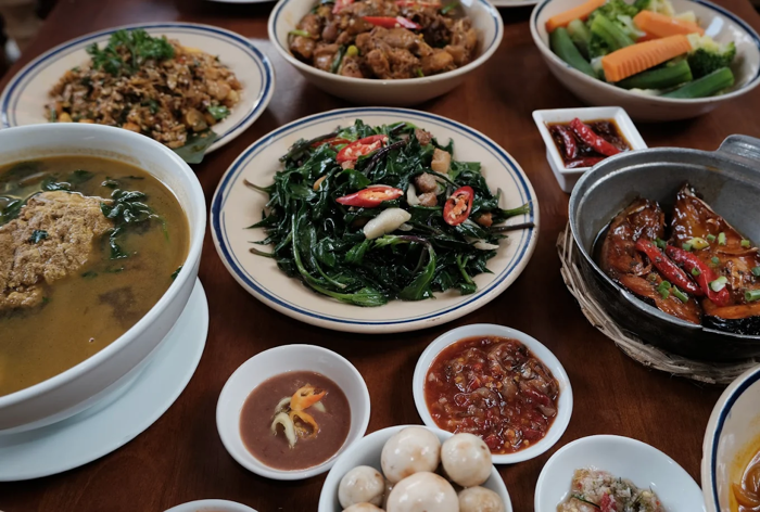 Nh&agrave; h&agrave;ng Cơm Ni&ecirc;u Nguồn Huế mang đến trải nghiệm ẩm thực truyền thống đặc sắc c&ugrave;ng c&aacute;c m&oacute;n ăn đậm đ&agrave;, thơm ngon