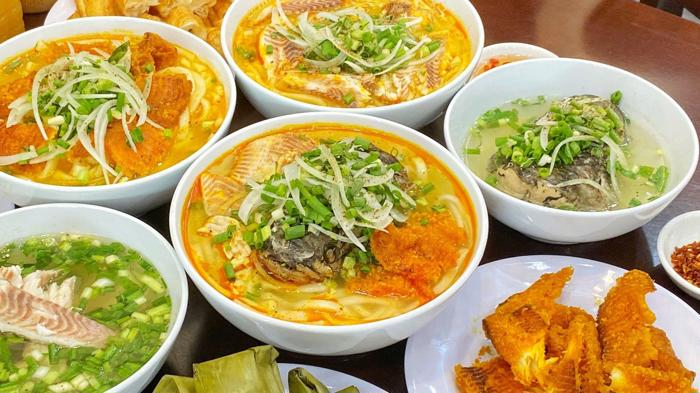 Một phần b&aacute;nh canh c&aacute; l&oacute;c tại qu&aacute;n được y&ecirc;u th&iacute;ch v&igrave; sự mộc mạc trong hương vị