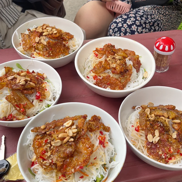 O Ty chỉ nướng thịt khi khách gọi nên thịt luôn nóng và giòn cạnh