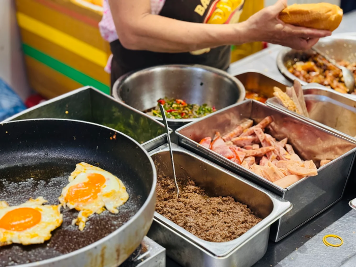 Bánh mì Trường Tiền O Tho có phần nhân rất đầy đặn và đa dạng với xá xíu, nem, chả, pate, bánh lọc Bánh mì Trường Tiền O Tho có phần nhân rất đầy đặn và đa dạng với xá xíu, nem, chả, pate, bánh lọc