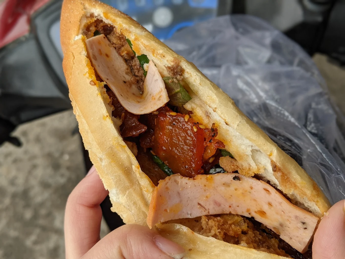 Nước sốt làm từ công thức gia truyền của Bánh mì Thuận Hưng làm hài lòng cả những vị khách khó tính nhất