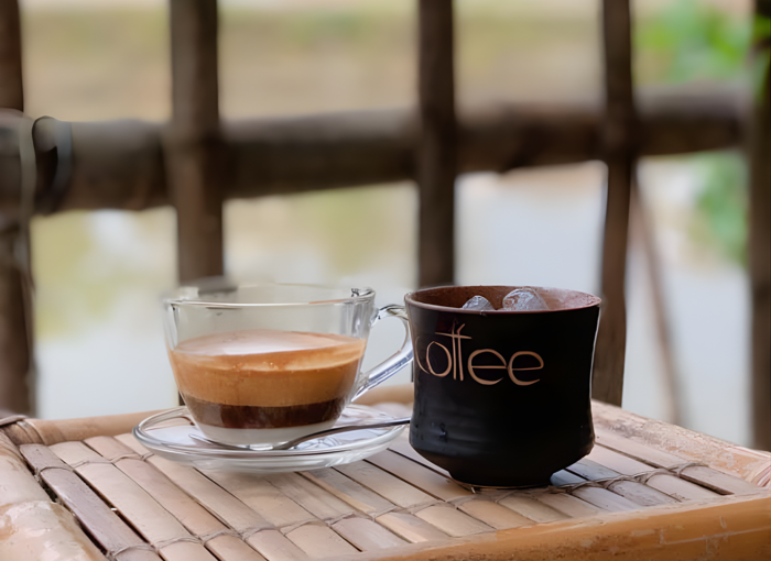 Với kh&ocirc;ng gian tho&aacute;ng m&aacute;t c&ugrave;ng menu đồ uống đa dạng, Mộc Cafe được nhiều kh&aacute;ch h&agrave;ng đ&aacute;nh gi&aacute; cao