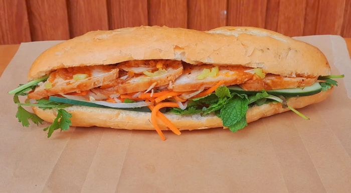 Bánh mì Ba Bự có kích thước khá lớn với phần nhân đầy đặn Bánh mì Ba Bự có kích thước khá lớn với phần nhân đầy đặn