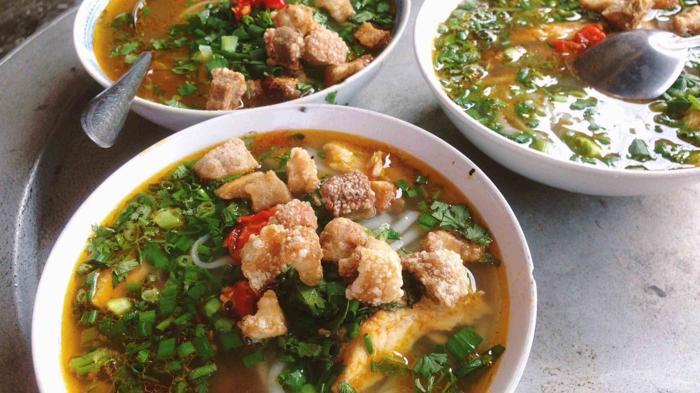 Qu&aacute;n M&ugrave;i g&acirc;y thương nhớ với hương vị m&oacute;n ăn đ&uacute;ng chuẩn Huế xưa, c&ugrave;ng với miếng thịt phi l&ecirc; bản to rất ngon