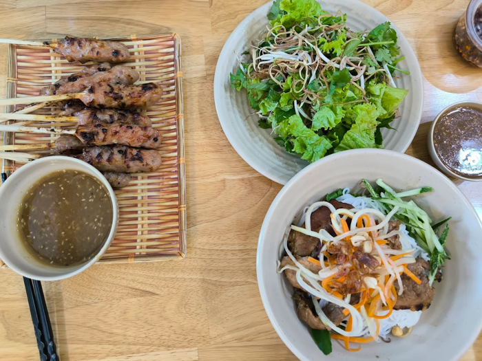 Quán Bà Tý là địa chỉ quen thuộc cho những ai mê bún thịt nướng lẫn nem lụi.