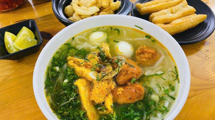 B&aacute;nh canh c&aacute; l&oacute;c Ho&agrave;ng g&acirc;y ấn tượng mạnh với thực kh&aacute;ch nhờ c&aacute; l&oacute;c tươi, thịt chắc ngọt, rim đậm đ&agrave;