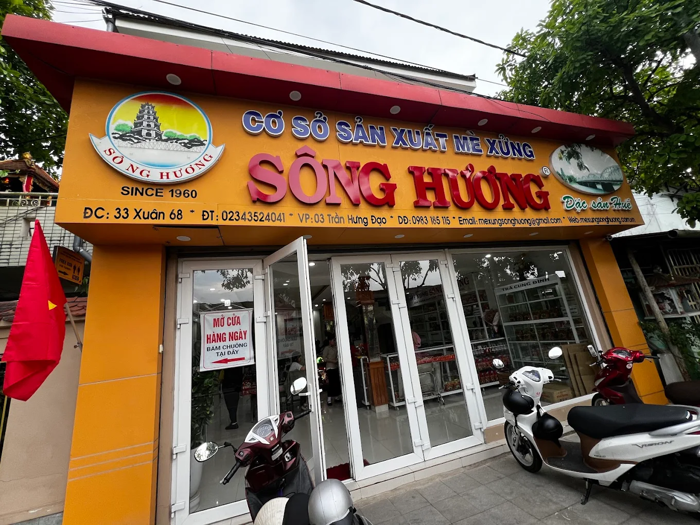 Nhiều du kh&aacute;ch th&iacute;ch mua sắm tại m&egrave; xửng S&ocirc;ng Hương v&igrave; cảm gi&aacute;c &ldquo;Huế thu nhỏ&rdquo; được gửi gắm qua từng miếng kẹo