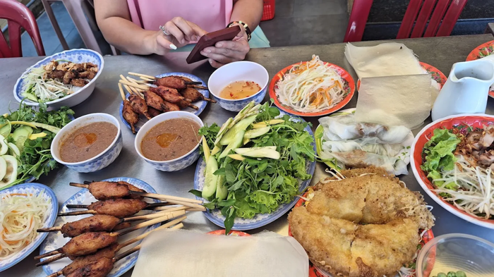 Tài Phú là quán bún thịt nướng lâu đời nên hương vị mang nét truyền thống quen thuộc với người dân Huế