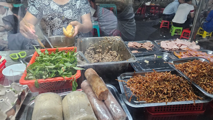 Bánh mì O Lễ mang đúng tinh thần bánh mì ven đường, bình dân với hương vị giản dị mà cuốn hút