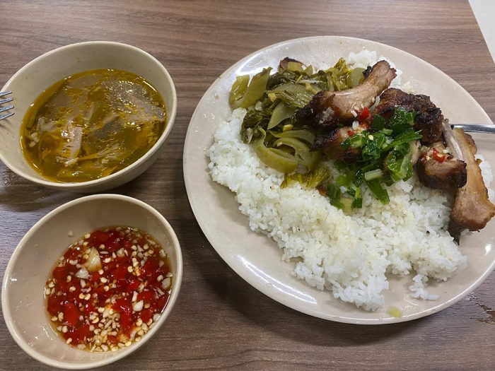 Nhà Cám được người dân địa phương và du khách thường xuyên lui tới khi muốn thưởng thức món ngon nổi tiếng của miền Nam