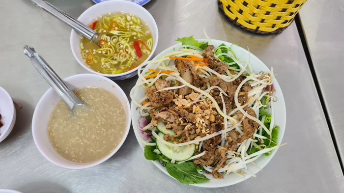 Huyền Anh là một quán bún thịt nướng lâu đời, nổi tiếng tại Huế
